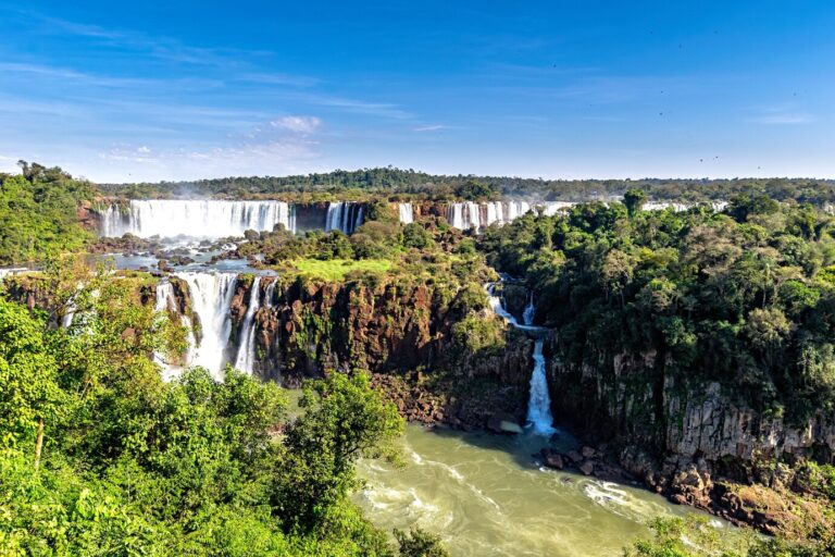 cataratas-parque-nacional-iguazu-argentina_181624-29550