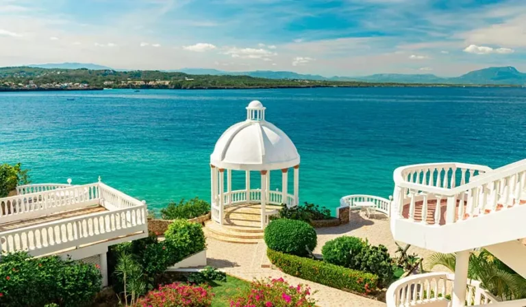 mirador-con-vistas-al-mar-rodeado-de-un-jardin-en-puerto-plata